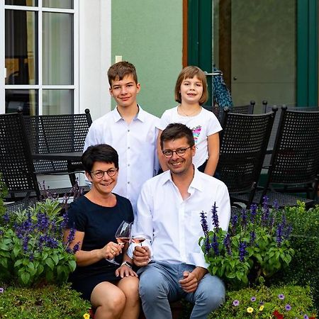 Hotel Weingut Familie Bauer Grossriedenthal Esterno foto