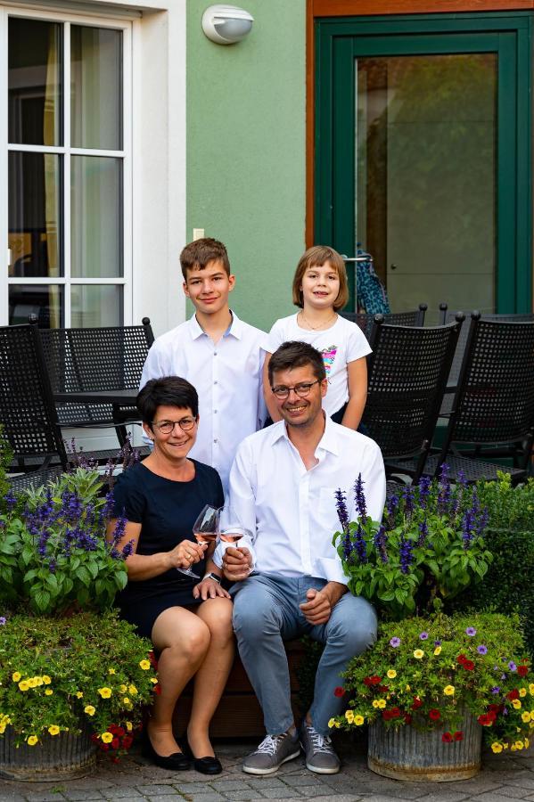 Hotel Weingut Familie Bauer Grossriedenthal Esterno foto
