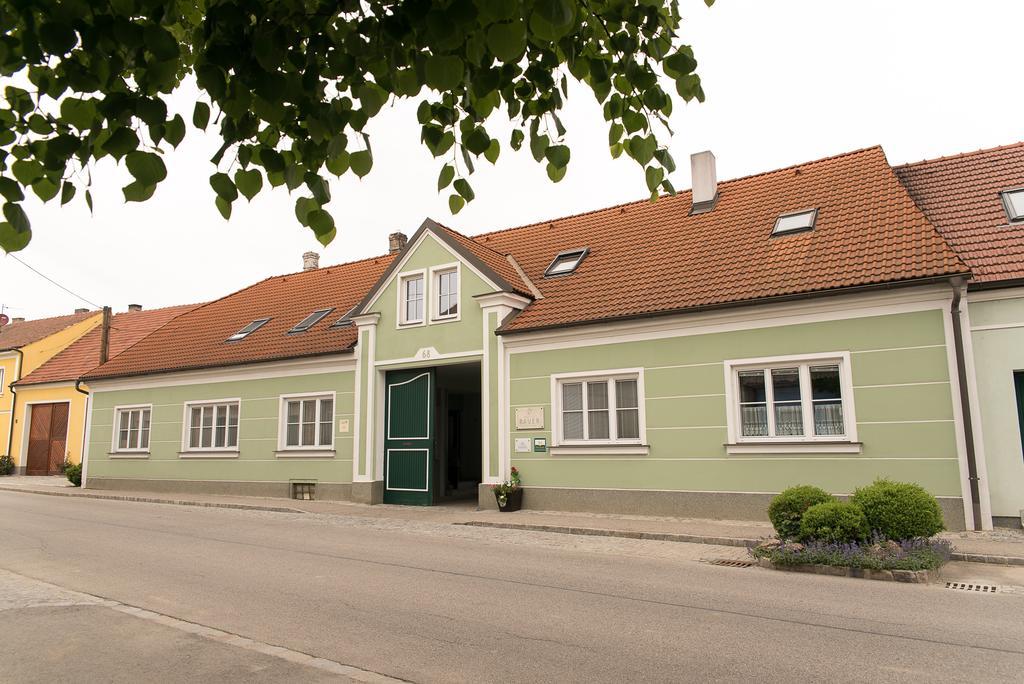 Hotel Weingut Familie Bauer Grossriedenthal Esterno foto
